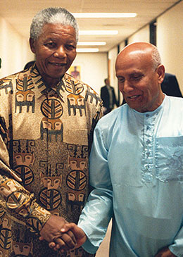 President-Mandela-with-Sri-Chinmoy-lifting-at-the-Presidential-Mansion-in-Pretoria.jpg